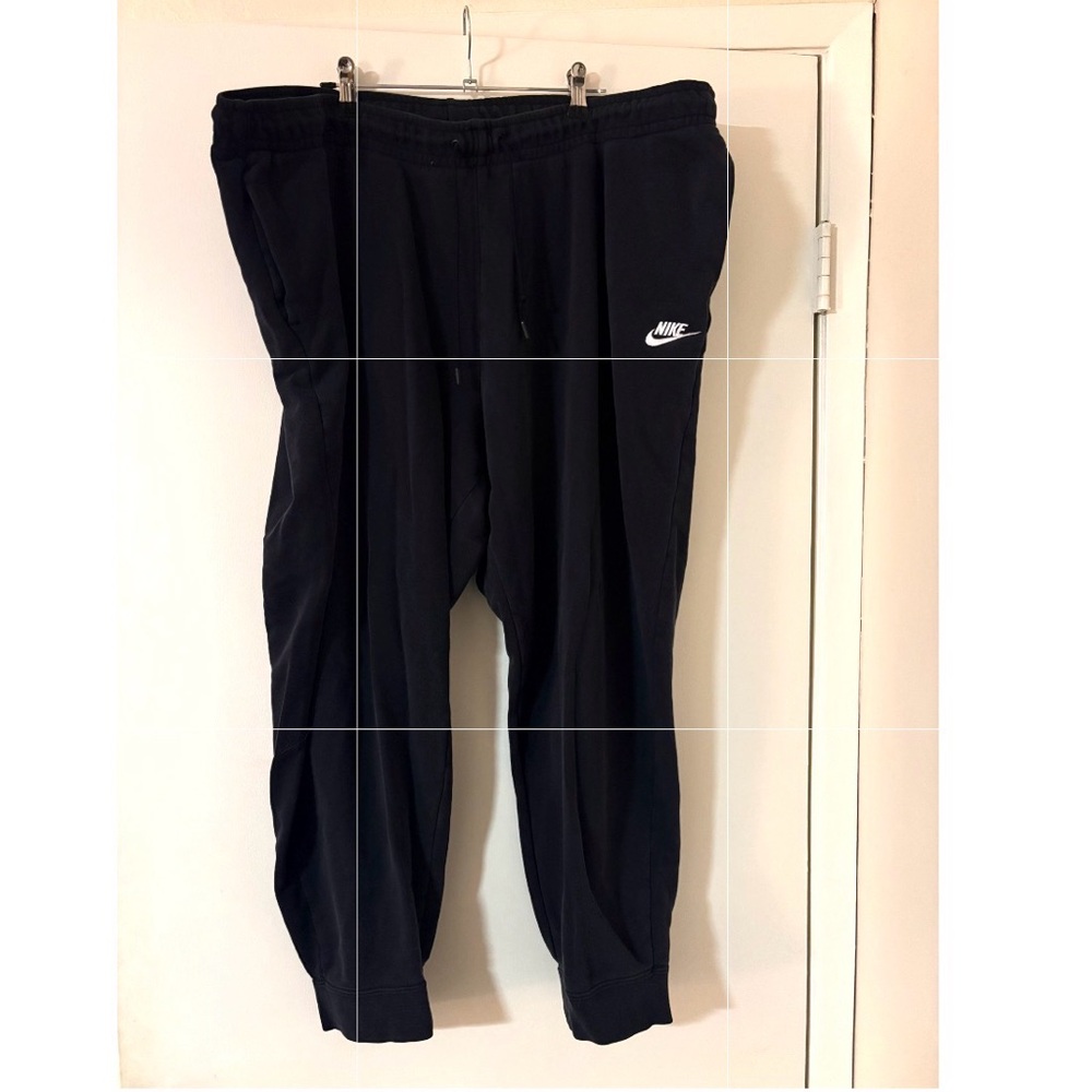Nike Men's Black Sweatpants with Drawstring